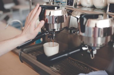Barista kahve makinesi kullanır