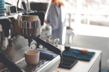 Kahve kahve makinesinden akar