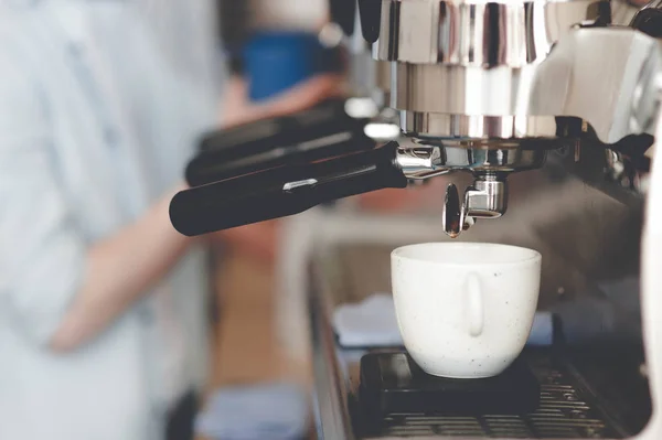 Eine Tasse Kaffee in der Kaffeemaschine — Stockfoto