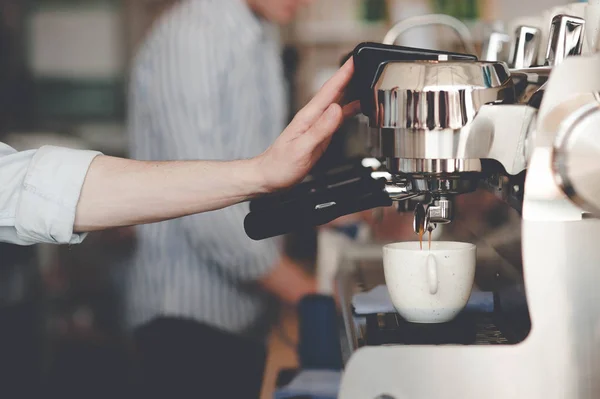 Barista und Espresso — Stockfoto