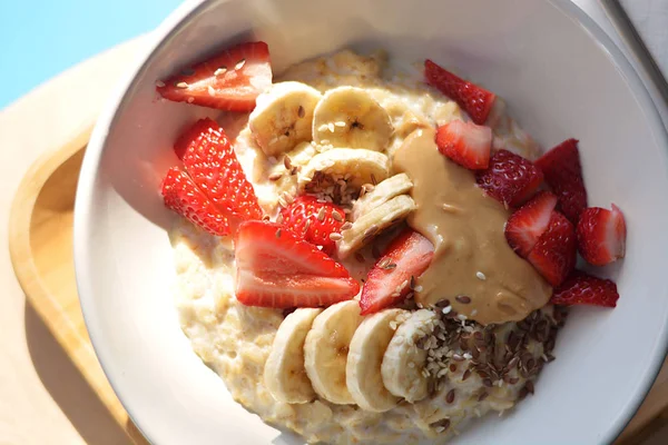 Yulaf ezmesi meyve dilimleri ile