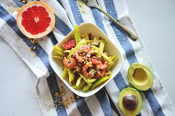 Greyfurt ve avokado