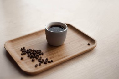 Sıcak kahve ve kahve çekirdeği.