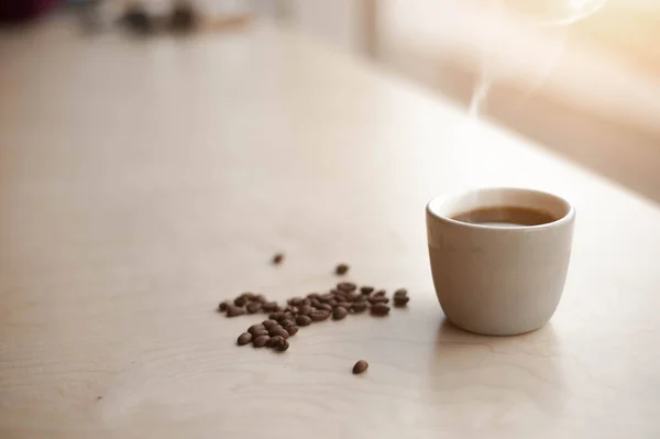 Sıcak kahve ve kahve çekirdeği.