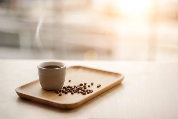 Heißer Kaffee und Kaffeebohnen — Stockfoto