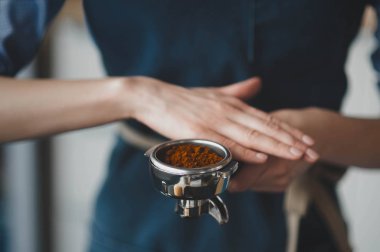 Bir Barista kahve yapıyor