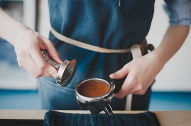 Kahve Barista kız hazırlar