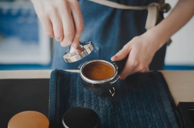 Kahve Barista kız hazırlar