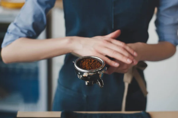 Ein Barista kocht Kaffee — Stockfoto