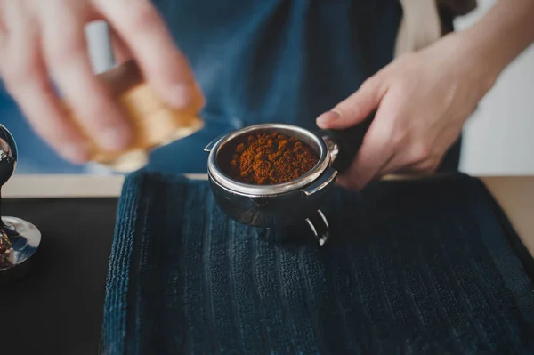 Barista menina prepara café — Fotografia de Stock