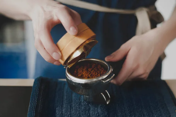 Kahve Barista kız hazırlar