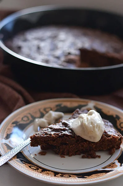 Chokladkaka med katrinplommon — Stockfoto