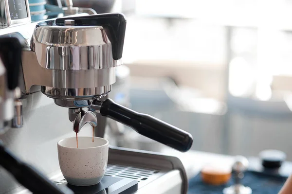 Der Prozess der Kaffeezubereitung — Stockfoto