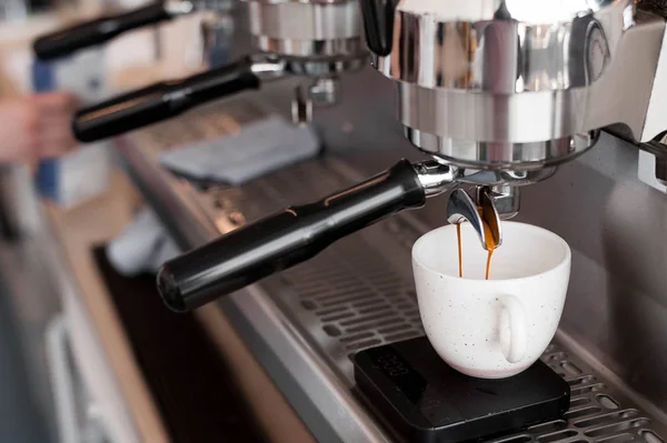 Der Prozess der Kaffeezubereitung — Stockfoto