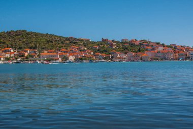 Hırvatistan 'ın Dalmaçya kentindeki Trogir kasabasındaki deniz kıyısı manzarası