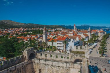 Hırvatistan 'ın başkenti Dalmaçya' nın Castel kentinden eski Trogir kasabasının manzarası