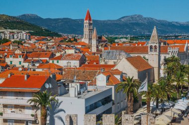 Hırvatistan 'ın başkenti Dalmaçya' nın Castel kentinden eski Trogir kasabasının manzarası
