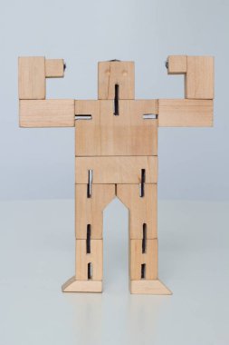 Ahşap robot oyuncak