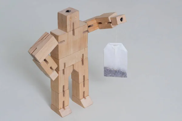Houten Robot speelgoed Hold theezakje — Stockfoto