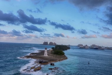 Nassau, Bahamalar yılında deniz feneri ve yolcu gemilerine c görünümü