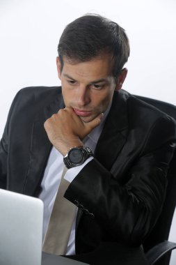 Genç işadamı işi ve kontrolden sinirli