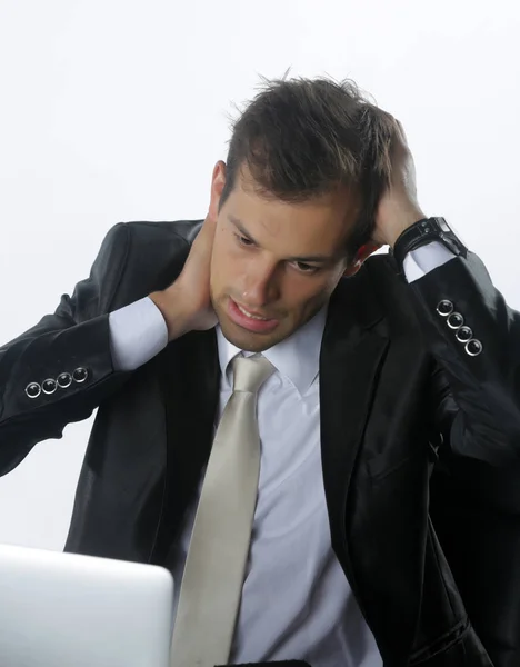 Yorgun hissediyorum. Hayal kırıklığına uğramış genç yakışıklı adam egzoz arıyorum