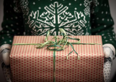 bir Noel hediyesi tutan kız