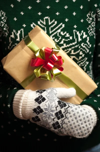 Ragazza che tiene un regalo di Natale — Foto Stock