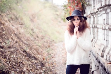 Tuğla duvar arka plan güzel kız