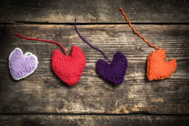 Renkli kalpler karanlık eski kurullarında örme