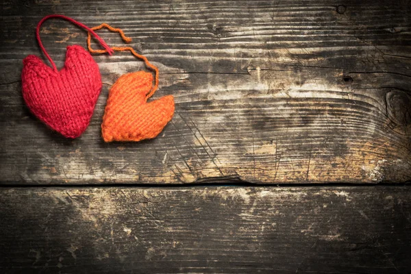 Renkli kalpler karanlık eski kurullarında örme