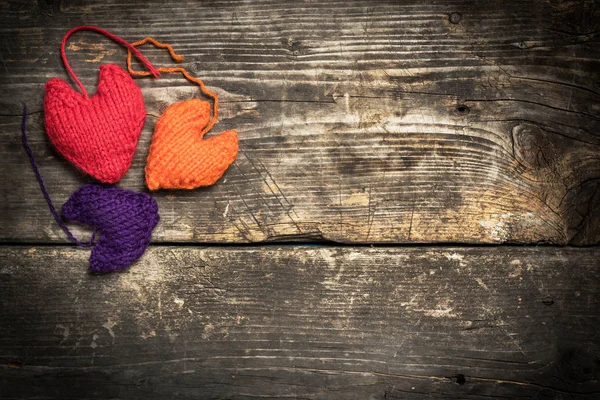 Renkli kalpler karanlık eski kurullarında örme