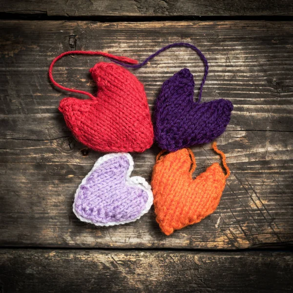 Renkli kalpler karanlık eski kurullarında örme