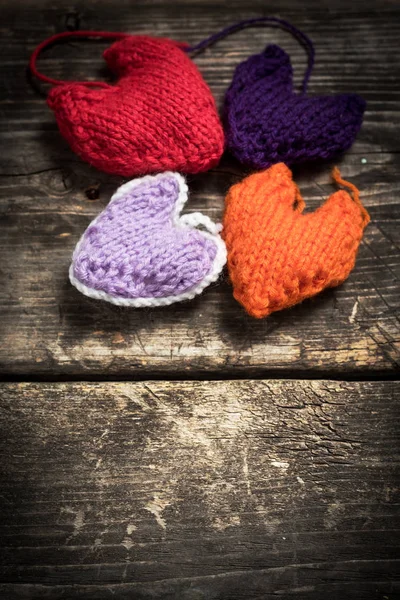 Renkli kalpler karanlık eski kurullarında örme