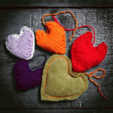 Karanlık tahtalarda renkli örme kalpler