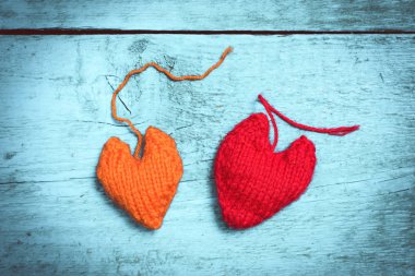 Renkli kalpler ışık mavi kurullarında örme