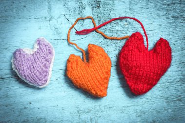 Renkli kalpler ışık mavi kurullarında örme