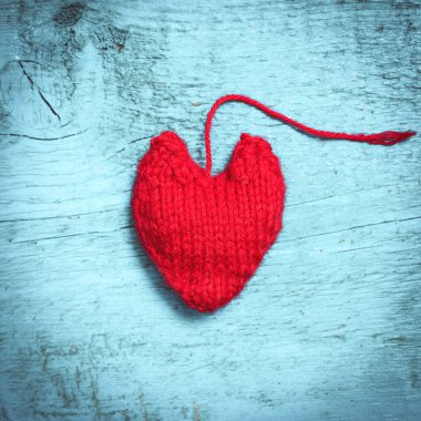 Renkli kalpler ışık mavi kurullarında örme