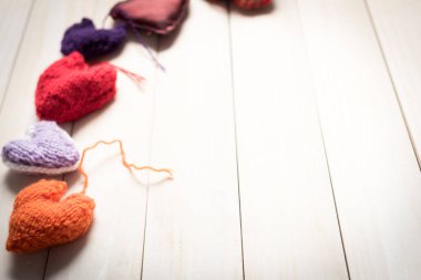 Renkli kalpler ışık, ahşap kurullarında örme