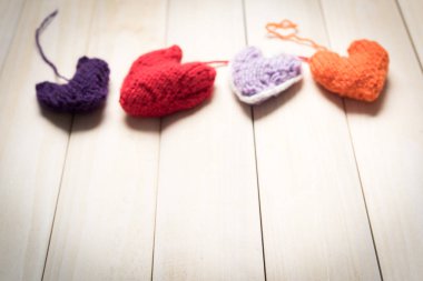 Renkli kalpler ışık, ahşap kurullarında örme