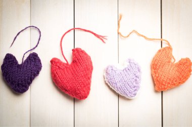 Renkli kalpler ışık, ahşap kurullarında örme