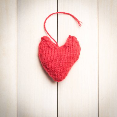 Renkli kalpler ışık, ahşap kurullarında örme