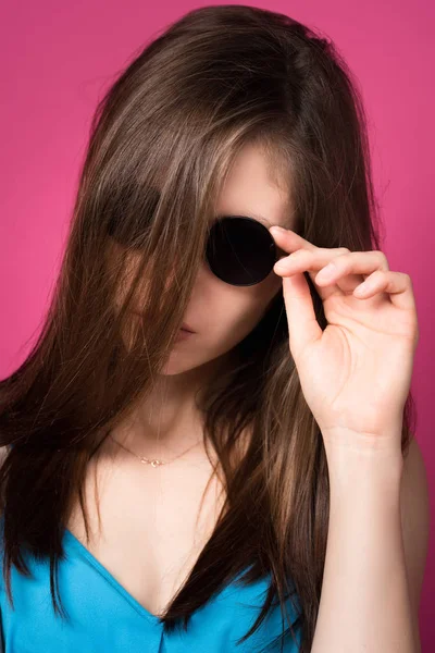 güneş gözlüklü kız