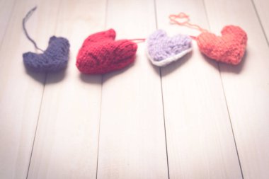 Renkli kalpler ışık, ahşap kurullarında örme