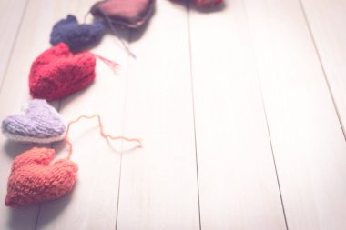 Renkli kalpler ışık, ahşap kurullarında örme