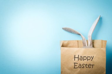 Bir paketin içinde Paskalya tavşanı