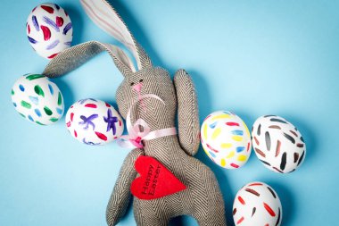 Paskalya tavşanı mavi bir arka plan üzerinde