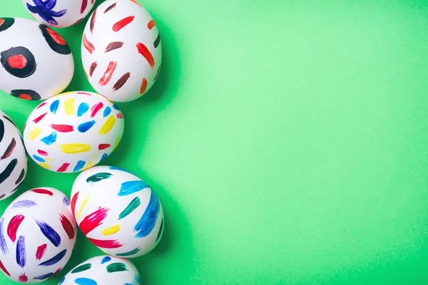 Huevos de Pascua en un fondo verde — Foto de Stock