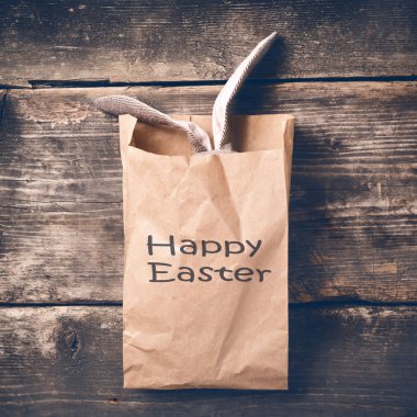 Paskalya tavşanına bir kağıt torba eski kurullarında da