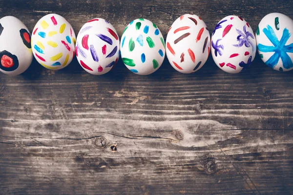 Huevos de Pascua en tablas viejas . — Foto de Stock